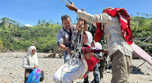 Viral Jembatan Darurat Aceh Tengah, Warga Bayar Rp30.000 Sekali Menyebrang