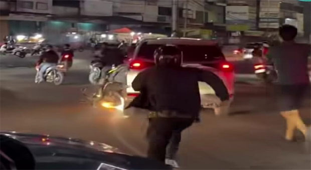 Viral Pemobil Lawan Arah Di Bekasi, Kabur Sambil Menyeret Motor