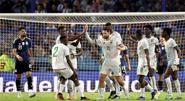 Mengundang Tawa, Momen Pemain Mauritania Rebutan Jersey Argentina